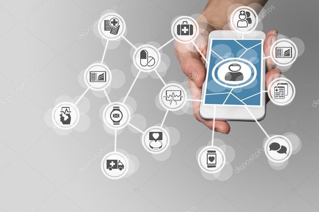 Cittadino che consulta sullo smartphone le proprie terapie