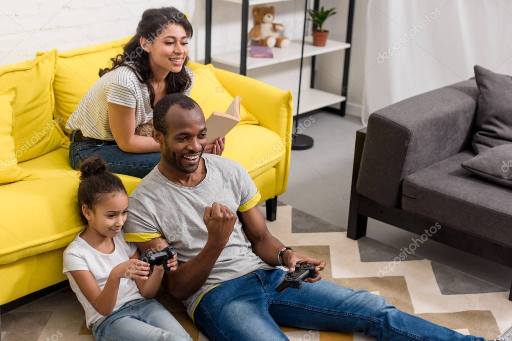 Famiglia serena che trascorre del tempo insieme in casa