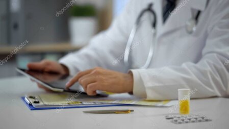 Paziente che completa la registrazione a una webapp sanitaria sullo smartphone