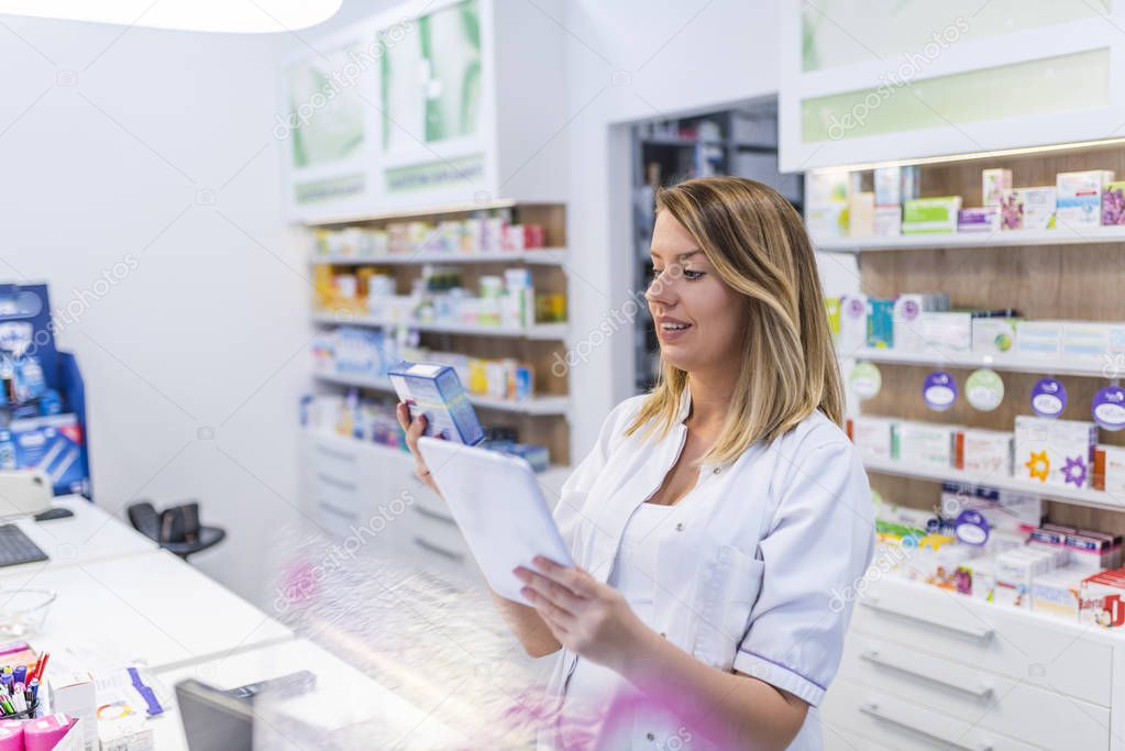 Farmacista che utilizza un gestionale digitale al banco