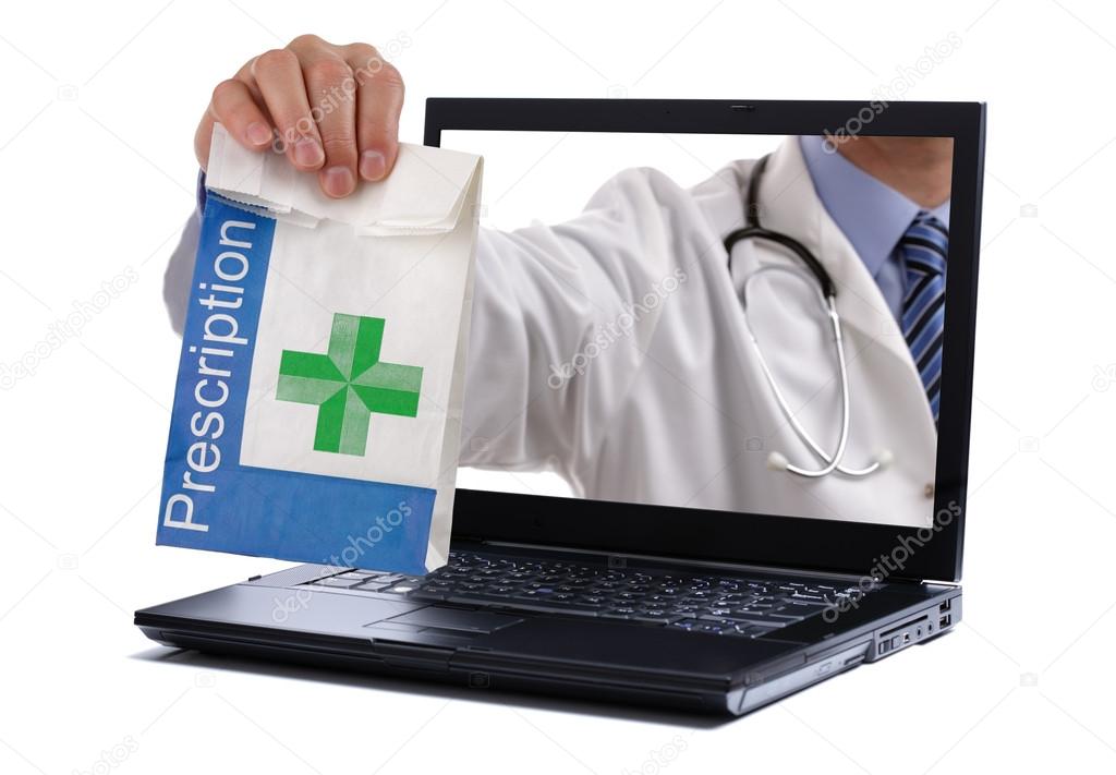 Medico che invia una ricetta elettronica dal computer