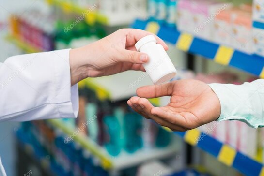 Paziente che mostra al farmacista il codice della ricetta su smartphone