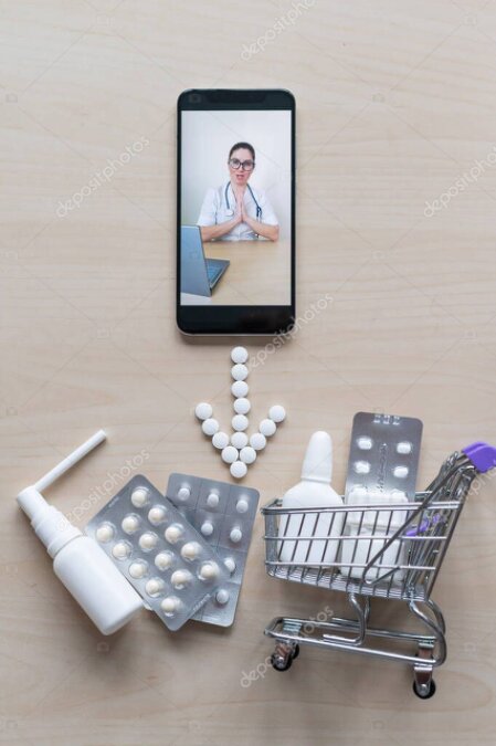 Paziente che controlla le proprie terapie sullo smartphone insieme al farmacista