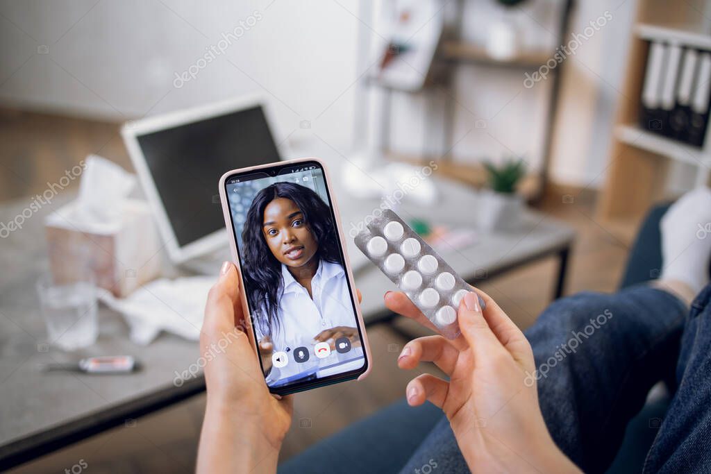 Paziente che controlla la propria terapia su smartphone in farmacia
