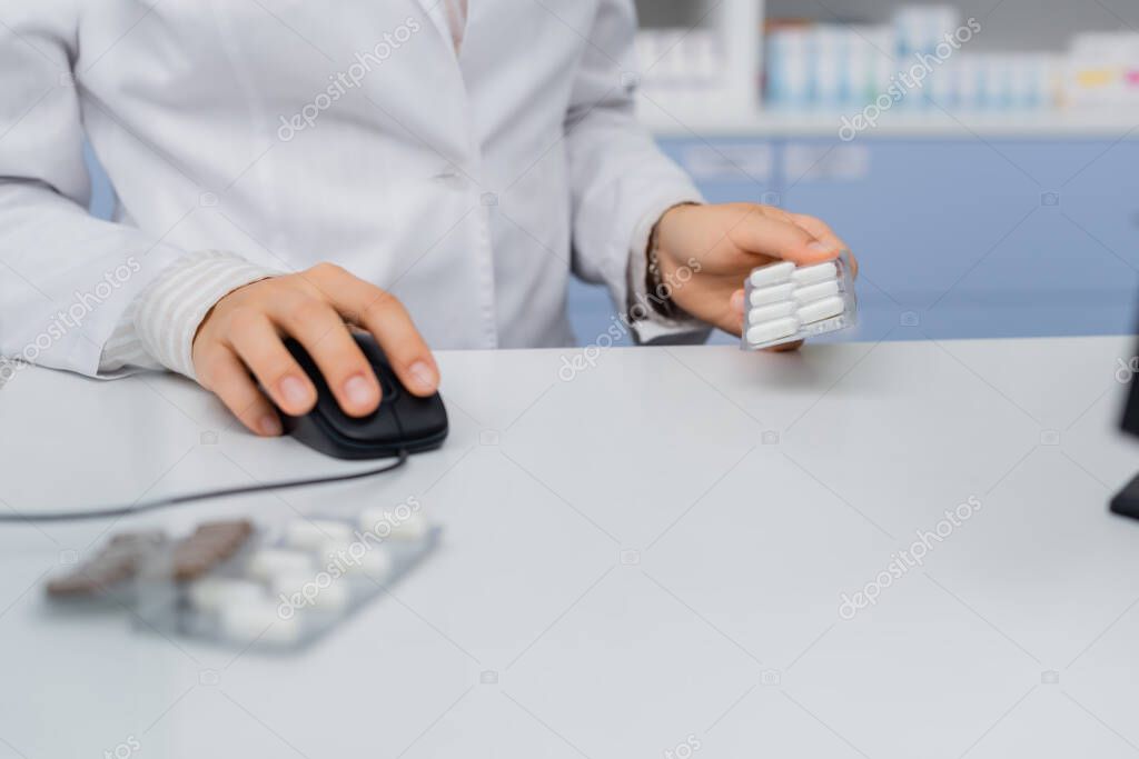 Farmacista che utilizza un software gestionale al banco con un paziente