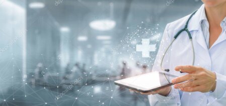 Farmacista che gestisce ricette digitali al computer in farmacia