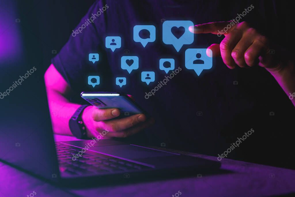 Persona disturbata da troppe notifiche sullo smartphone