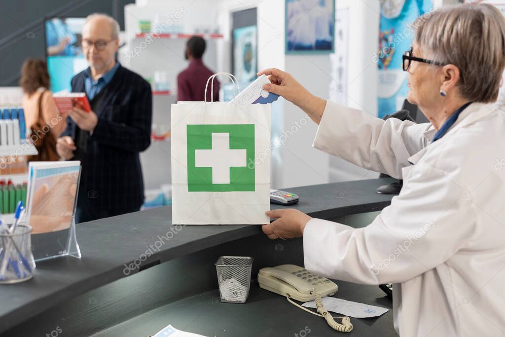 Cliente che ritira velocemente un ordine pronto in farmacia