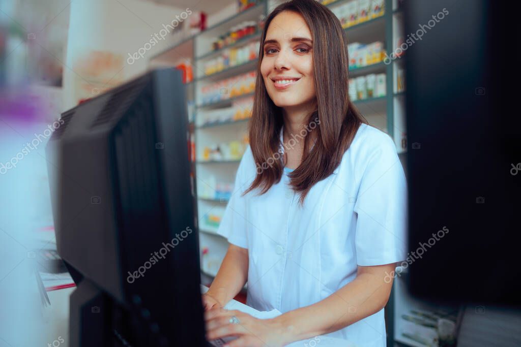 Farmacista che utilizza una piattaforma digitale al banco della farmacia